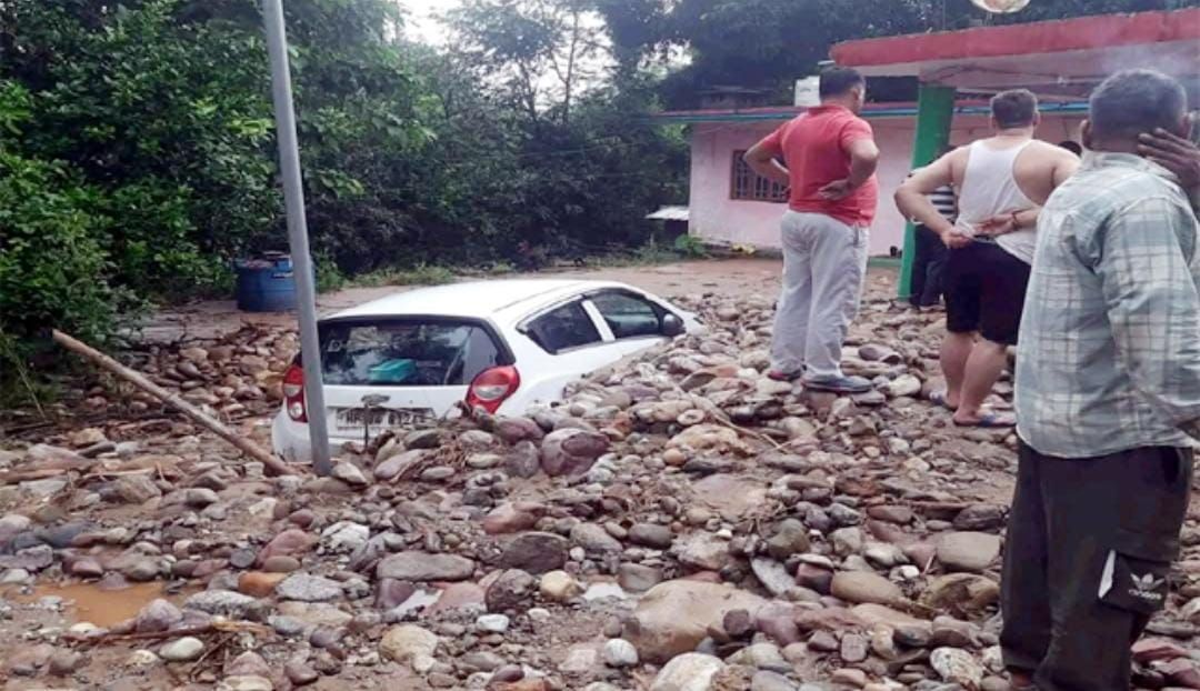 नैशनल हाईवे पर खड़े ट्रक पर अचानक ऊपर से आ गिरा दूसरा ट्रक, वाहनाें के उड़े परखच्चे!