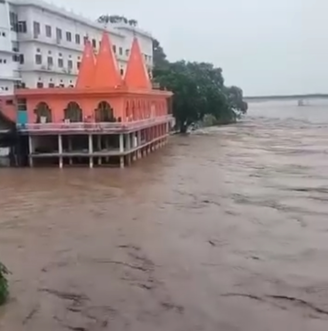 पांवटा साहिब में खतरे के निशान से ऊपर बह रहा पानी, प्रशासन ने जारी की चेतावनी