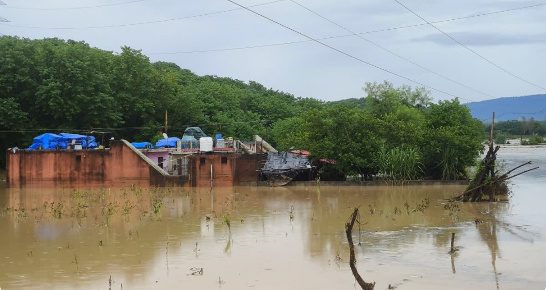 आनी में लैंडस्लाइड, पल भर में धराशायी हुआ भवन