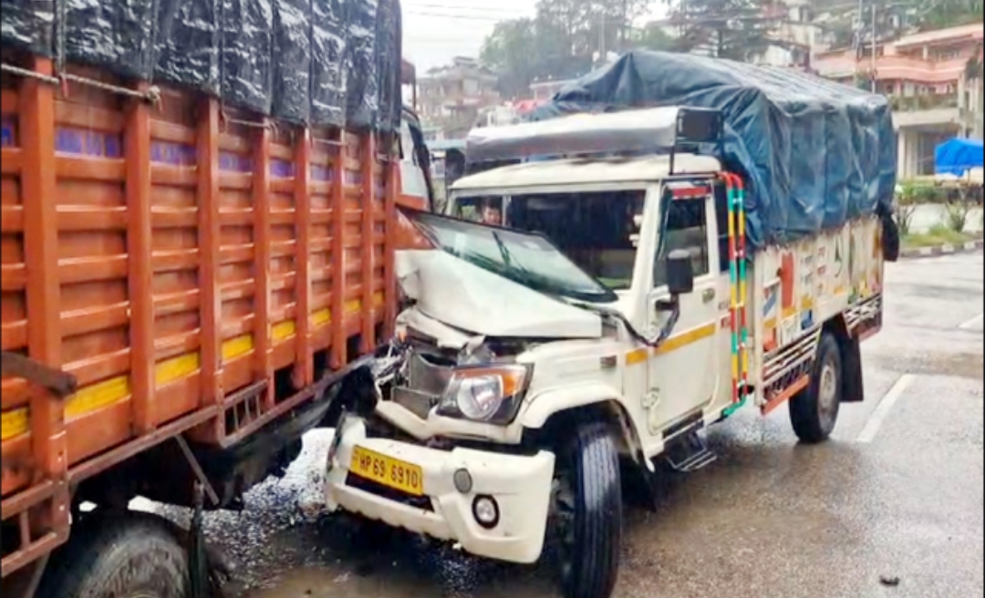 ट्रक और पिकअप जीप के बीच जबरदस्त टक्कर