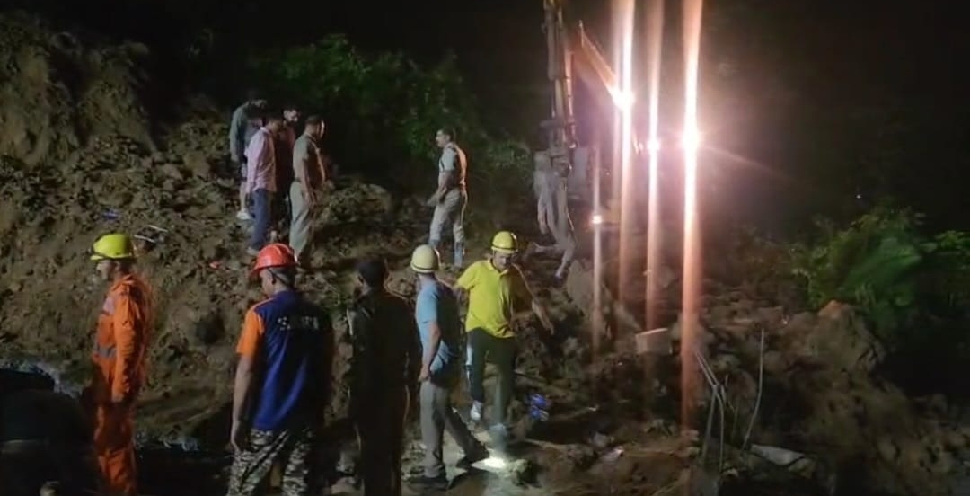 सुंदरनगर में भूस्खलन से मचा हाहाकार: मलबे में दबने से 6 लोगों की मौत, सर्च अभियान अभी भी जारी