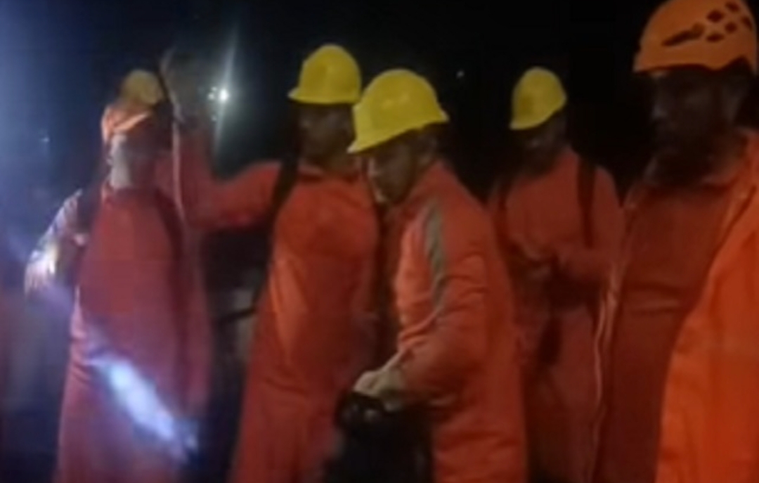 भूस्खलन के कारण गिरा मकान, मलबे में दबे दो लोग, बचाव कार्य जारी