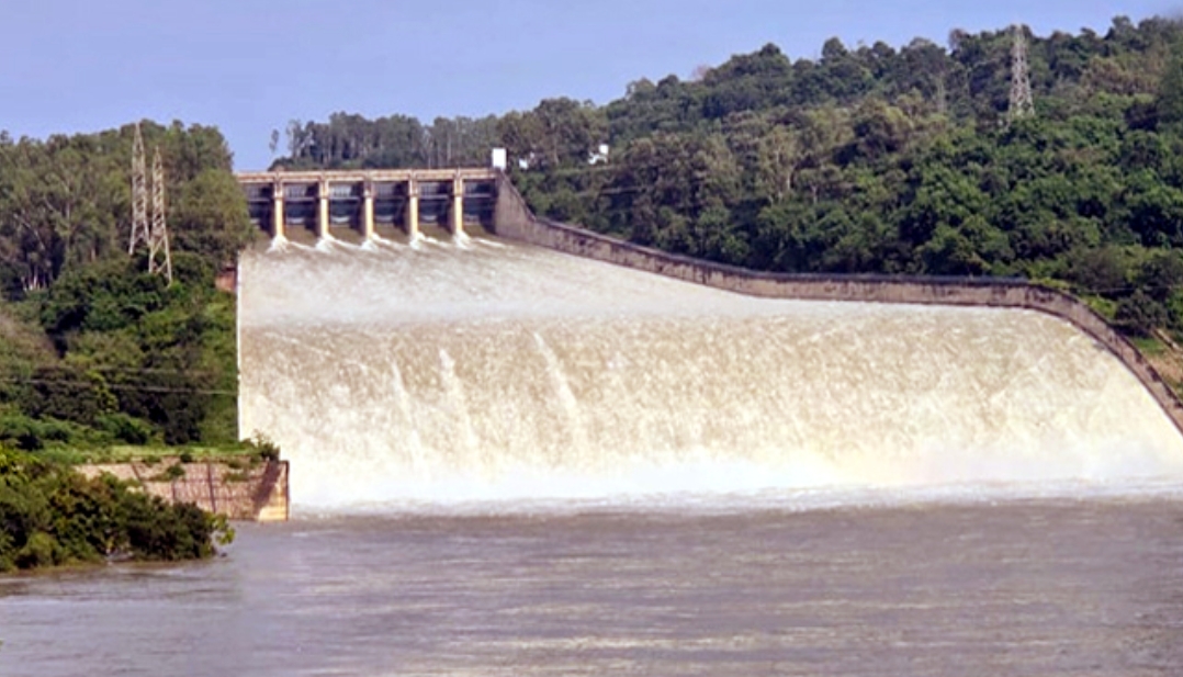 पौंग बांध का जलस्तर खतरे के निशान से 4 फुट ऊपर, लाेगाें से सतर्क रहने की अपील
