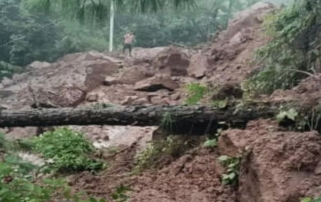 सिरमौर में बारिश ने बरपाया कहर! श्रीरेणुकाजी-नाहन हाईवे पर भारी भूस्खलन… अभी भी 90 सड़कें बंद