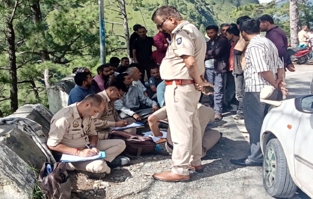 GPS की मदद से खोजी गाड़ी,खाई में मिले गुमशुदा युवकों के शव ,परिजनों ने जताई ये आशंका