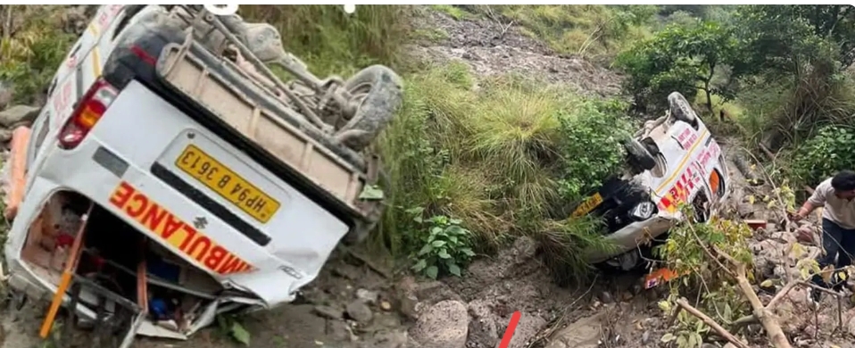 मरीज को अस्पताल लेकर जा रही एम्बुलेंस खाई में लुढ़की, 3 की मौ*त 2 गंभीर घायल