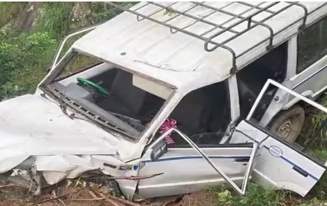 गहरी खाई में गिरी गाड़ी, दो की मौ*त, महिला गंभीर घायल