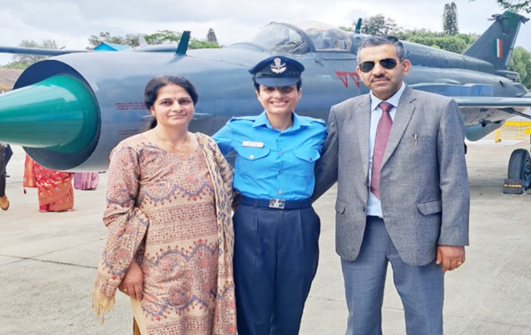 उपलब्धि/ छोटे से गांव चियोग की बेटी भारतीय वायुसेना में बनी फ्लाइंग ऑफिसर