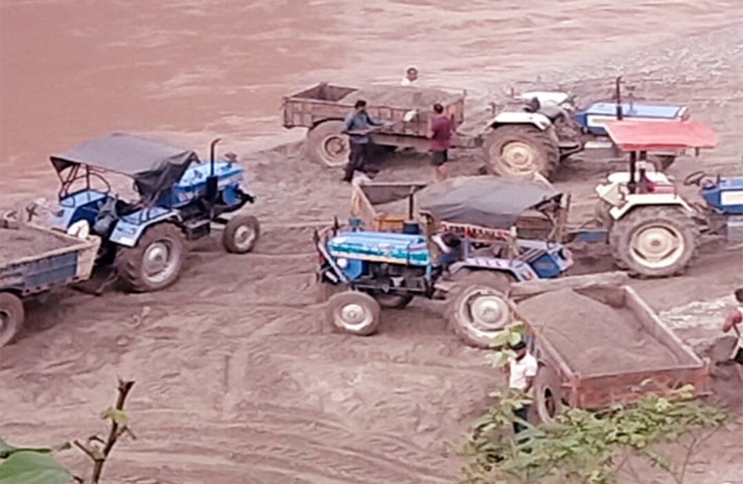 1100 नंबर पर शिकायत…खनन माफिया पर कसा शिकंजा, अवैध खनन करते 5 ट्रैक्टर पकड़े