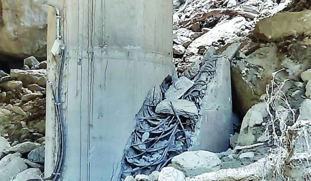 मंडी-कुल्लू हाईवे पर बड़ा खतरा: दवाड़ा फ्लाईओवर का पिलर टूटा.