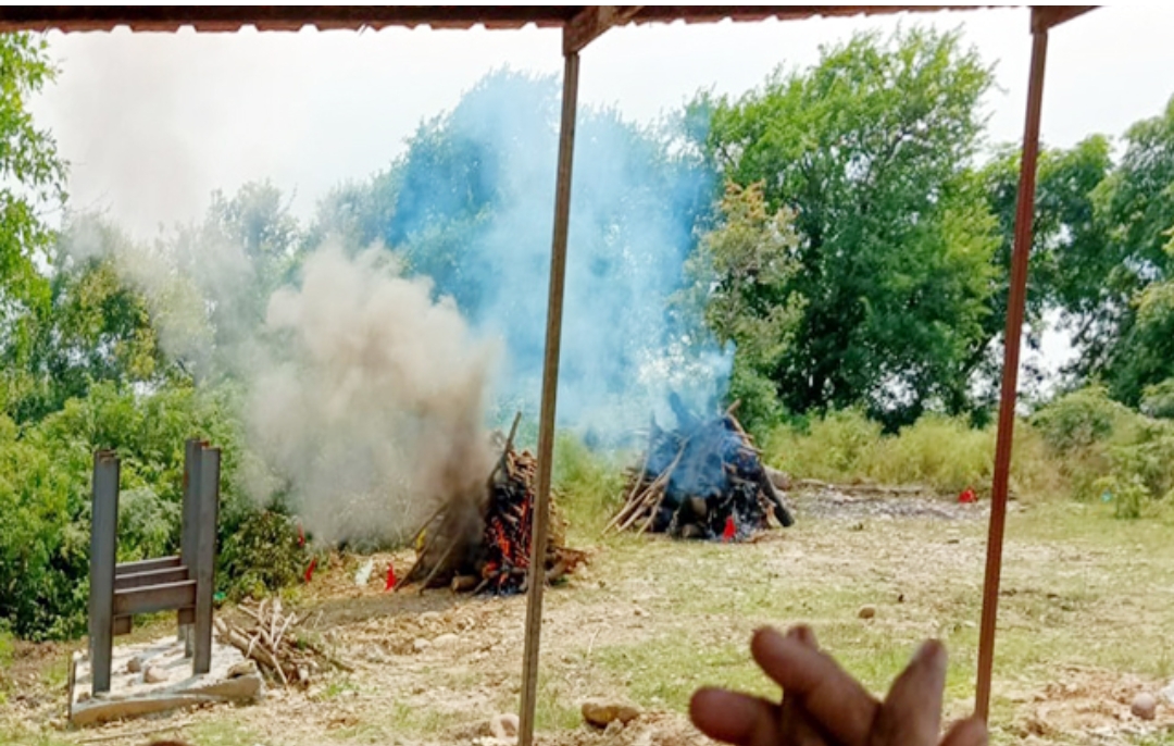 जिस घर में गूंजी बेटे की किलकारी, 24 घंटे बाद उसी आंगन से एक साथ उठीं दो अर्थियां