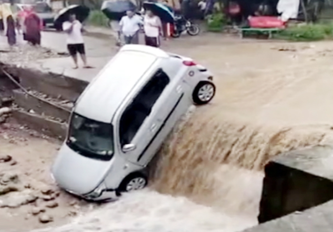 नाले के तेज बहाव में बही कार, ग्रामीणों ने मौत के मुंह से खींच निकाली 2 जिंदगियां