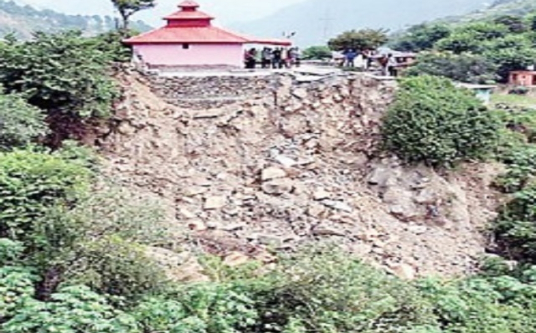 पहाड़ी पर बसे ककियान गांव में धंस रही जमीन, डर के साए में लोग