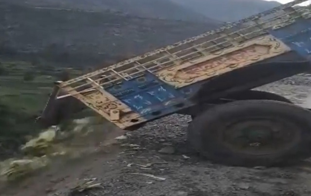 बारिश ने छीन ली मेहनत की कमाई: लाहौल में किसानों ने ट्रैक्टर में भरकर चंद्रा नदी में बहा दी गोभी