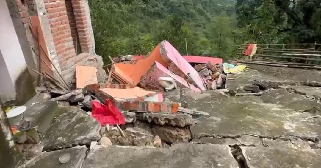 टूटे घर और सड़कें…. हिमाचल का ये पूरा गांव हुआ जमींदोज, अब सेना ने संभाला मोर्चा