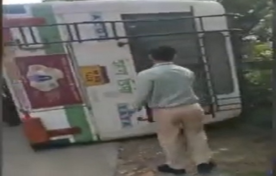 सवारियों से भरी HRTC बस पलटी, 40 लोग घायल