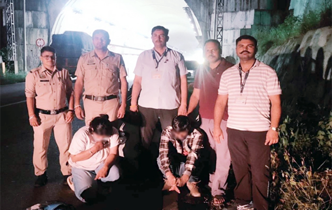 टोल प्लाजा पर पुलिस के हत्थे चढ़े नशा तस्कर, कुल्लू का युवक और मंडी की युवती चिट्टे के साथ गिरफ्तार