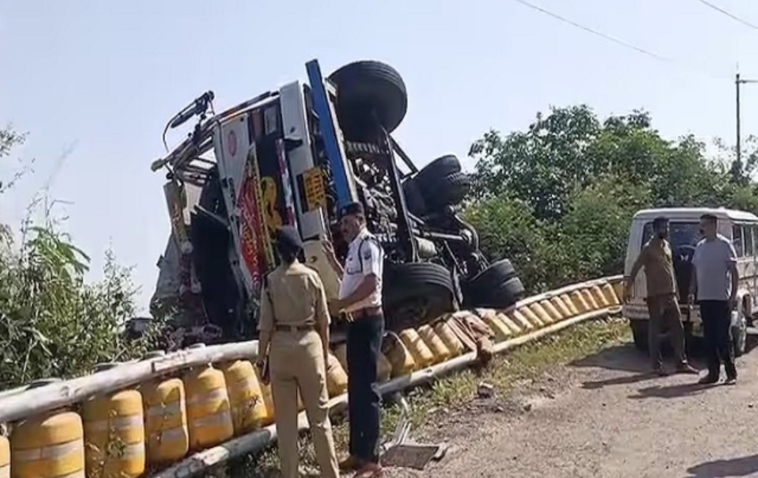 ट्रक ने पहले HRTC बस को मारी टक्कर, 2 की मौत, कई घायल