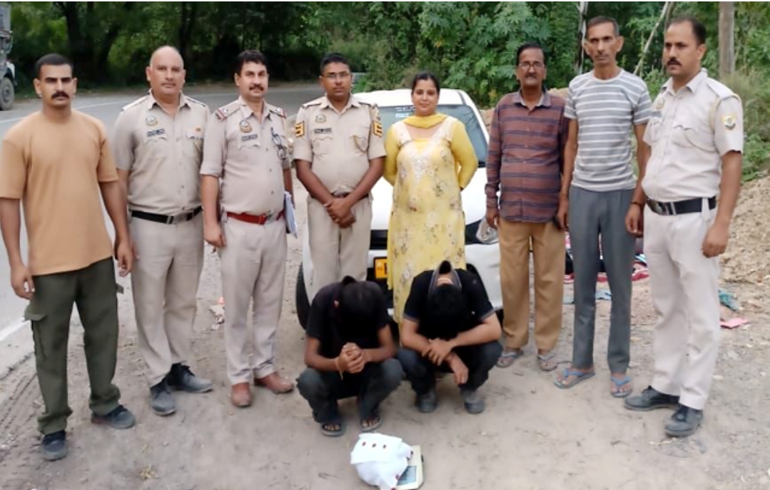 कार में परिचालक सीट के नीचे मिली नशे की खेप, मंडी के 2 युवक गिरफ्तार