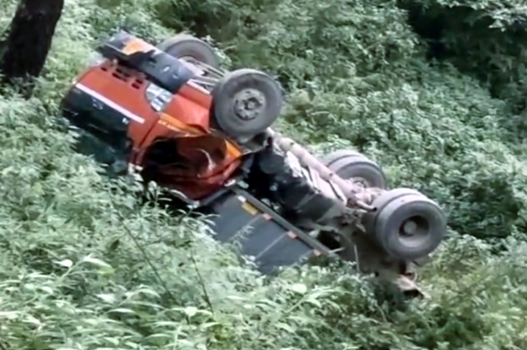 सोलन में दूसरी गाड़ी को पास देते समय 150 फुट खाई में जा गिरा टिप्पर…