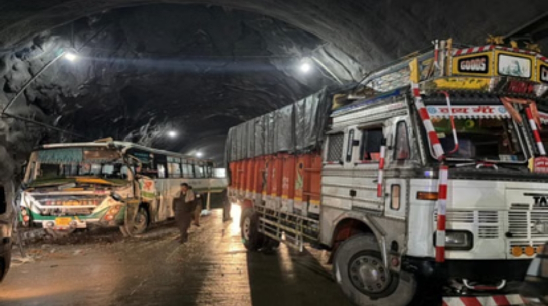 Mandi: औट टनल में खड़े ट्रक से टकराई एचआरटीसी बस, छह लोग घायल