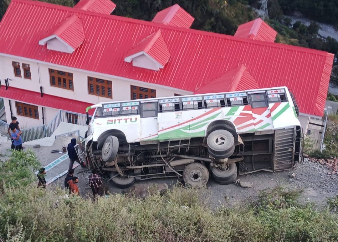 हिमाचल में निजी बस अनियंत्रित होकर लुढ़की, मचा हड़कंप