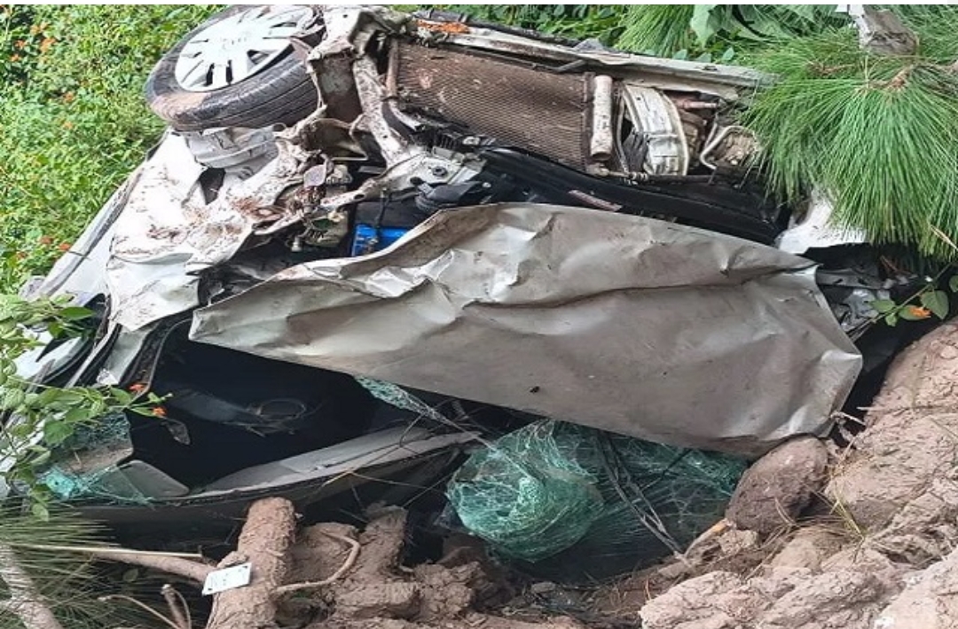 Breaking sirmour: शादी की खुशियां मातम में बदली, बारातियों की कार खाई में गिरी; 2 मौ*त