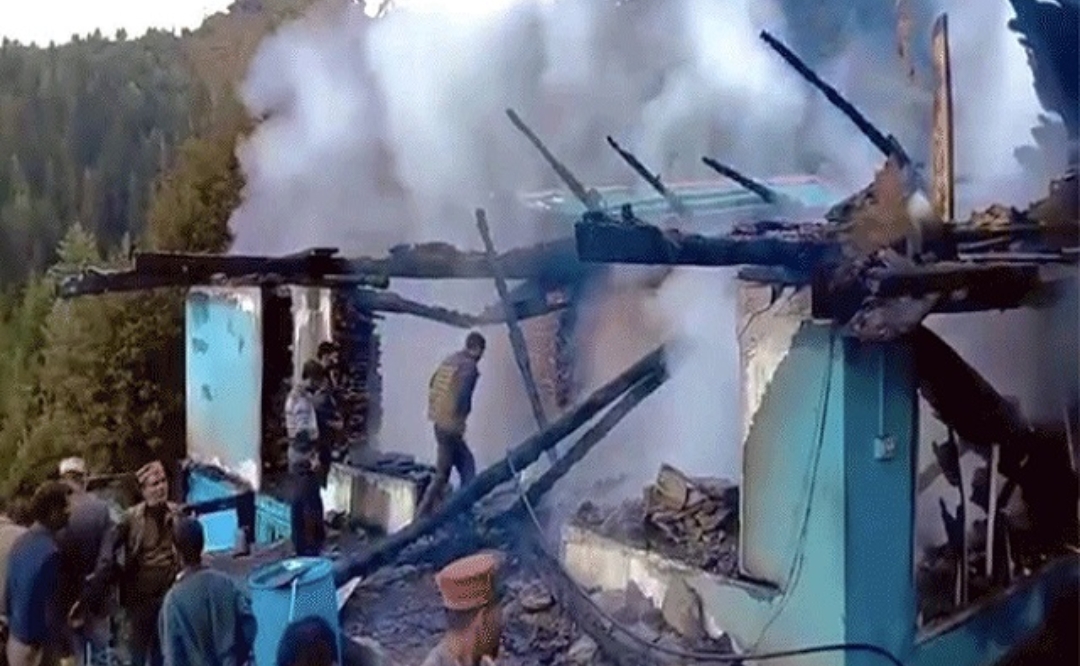 पल भर में राख में बदला आशियाना, गहरी नींद में था परिवार, आधी रात को लग गई आग