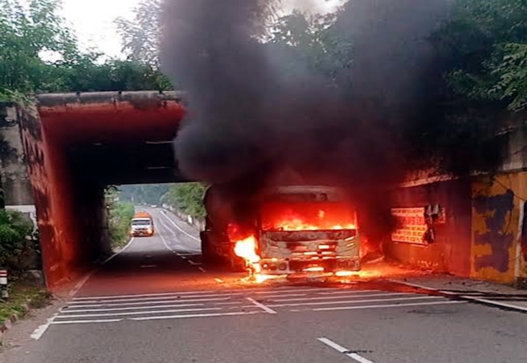 हाईवे पर जा रहे सीमैंट से भरे टैंकर के कैबिन में लगी भीषण आग, ड्राइवर ने कूदकर बचाई जान