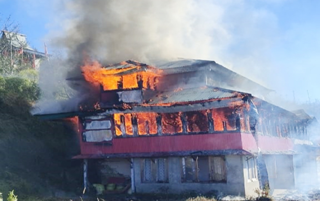 तीन मंजिला मकान जलकर राख, दो परिवार बेघर, 90 लाख का नुक्सान