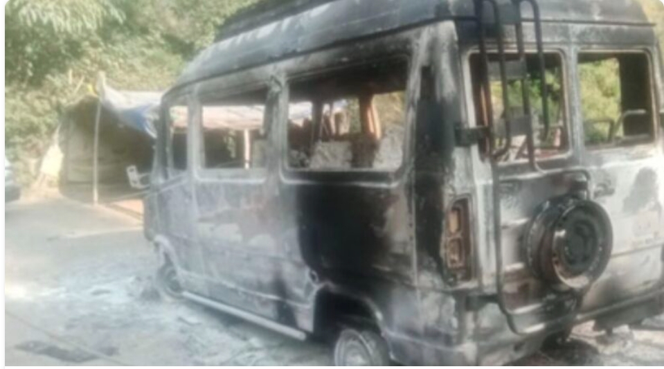 दुःखद: सिरमौर में सड़क किनारे खड़ी टेंपो ट्रेवलर में सुलगी आग, जिंदा जला चालक की दर्दनाक मौत..