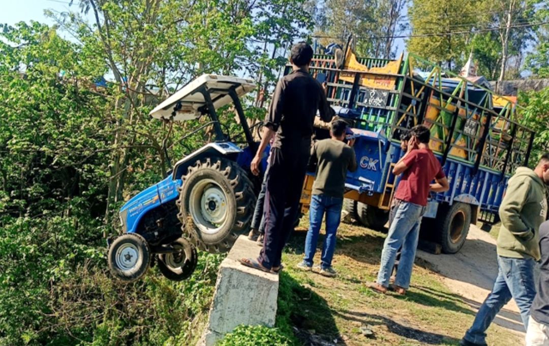 हिमाचल में सांसें अटका देने वाला मंजर! खाई के मुहाने पर लटका ट्रैक्टर, 2 लोग थे सवार