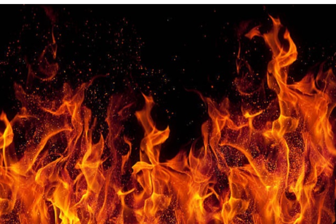 रात के अंधेरे में मनाली में अग्नि तांडव: दो मंजिला मकान जलकर हुआ राख