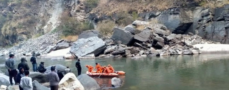 BREAKING हिमाचल: दोस्तों की आंखों के सामने खड्ड में डूबा युवक, गए थे नहाने; तेज बहाव में हुआ लापता