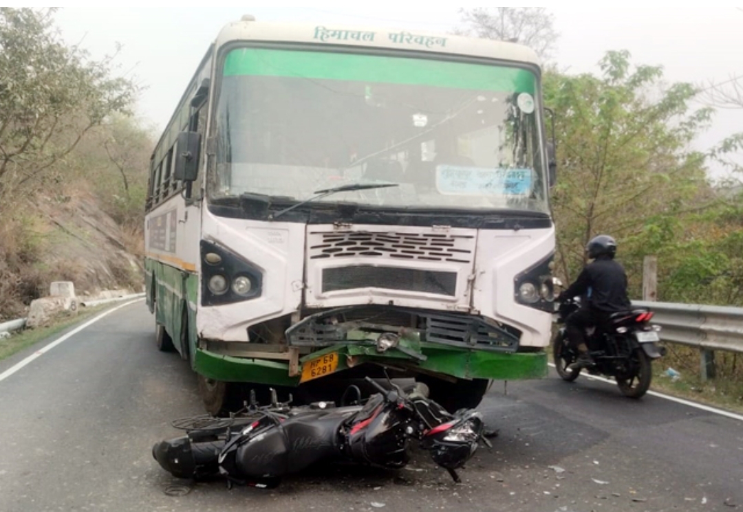 नैशनल हाईवे पर भयानक हादसा, HRTC बस और बाइक की भीषण टक्कर में 2 युवकों की मौत