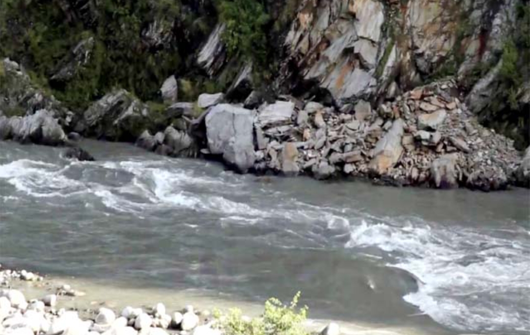 पेपर देने के बाद नदी किनारे पहुंची 7वीं की छात्रा, फिर उठा लिया ये खौफनाक कदम