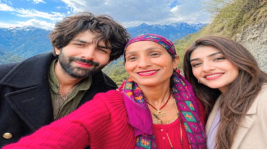 कुल्लू: जाणा वाटर फॉल में गाने की शूटिंग, अभिनेता कार्तिक आर्यन ने लोगों संग खिंचवाई सेल्फी